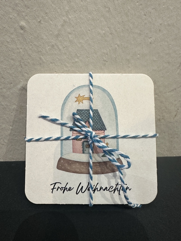 Stilbude - 4er Set Untersetzer Bierdeckel - Schneekugel Frohe Weihnachten - Stilbude x Küstenmutti