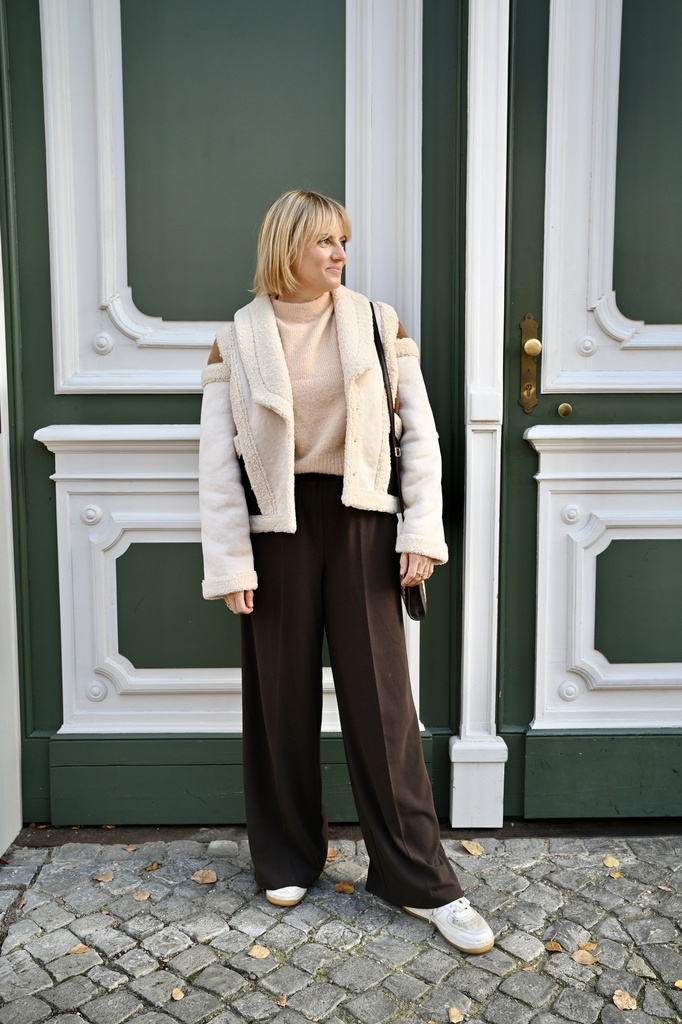 Caroline Biss - HIP BOMBER