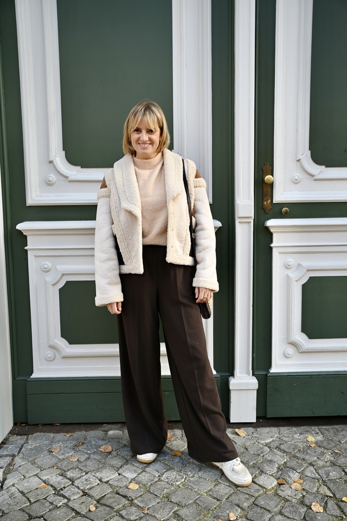 Caroline Biss - HIP BOMBER