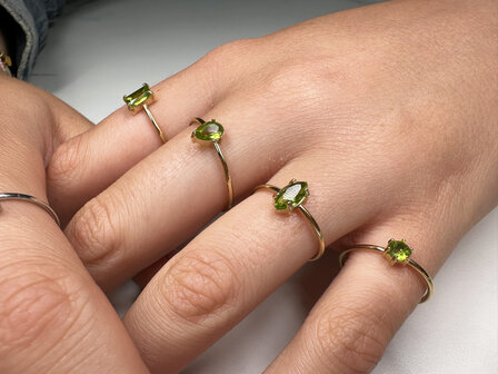 Charmins - R1690 - Gold Ring Ellipse Lightgreen Cristal
