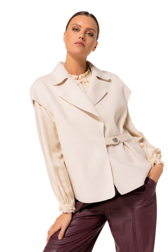 Caroline Biss - Weste STRAIGHT-FIT SHORT BODY WARMER WITH ASYMMETRICAL FASTENING cream 
