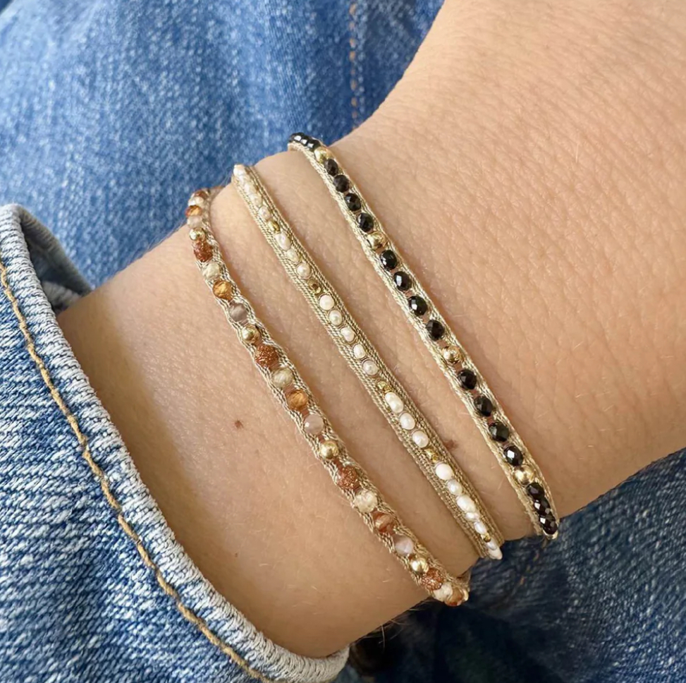 LeJu - Bracelet gold polyester threads with black, gold glass beads