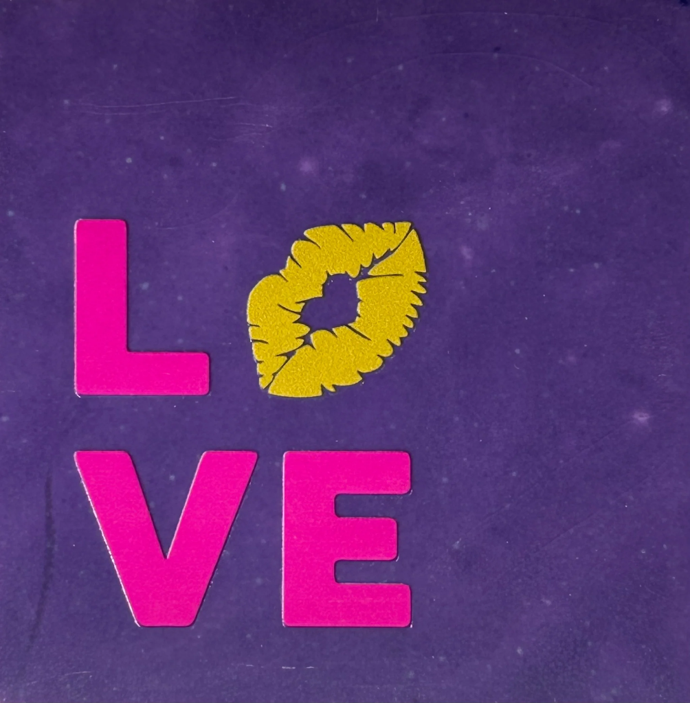 Yett Tiles - Fliese/Untersetzer - Love (Kuss) - lila/rosa