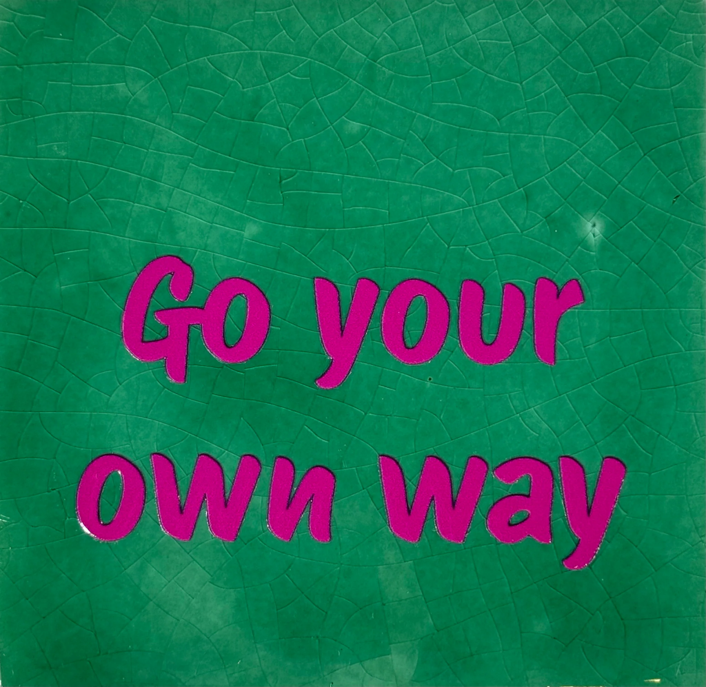 Yett Tiles - Fliese/Untersetzer Go your own way grün/knallrosa