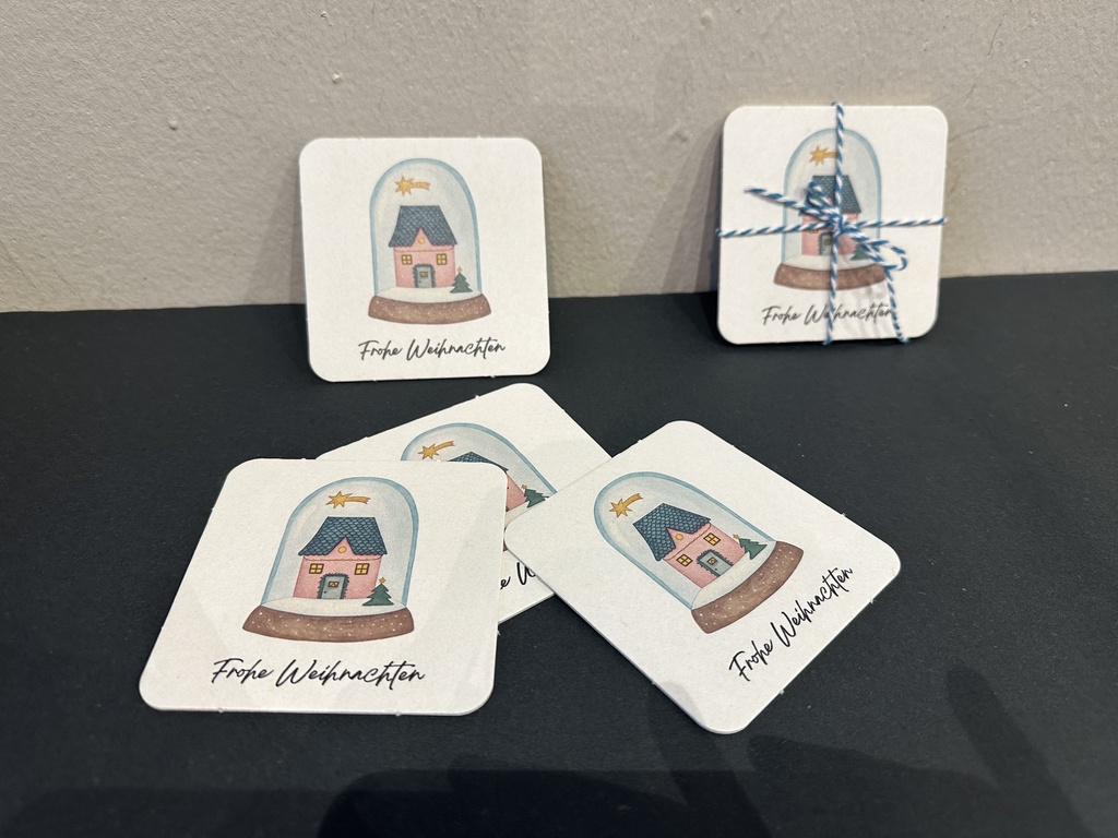 Stilbude - 4er Set Untersetzer Bierdeckel - Schneekugel Frohe Weihnachten - Stilbude x Küstenmutti