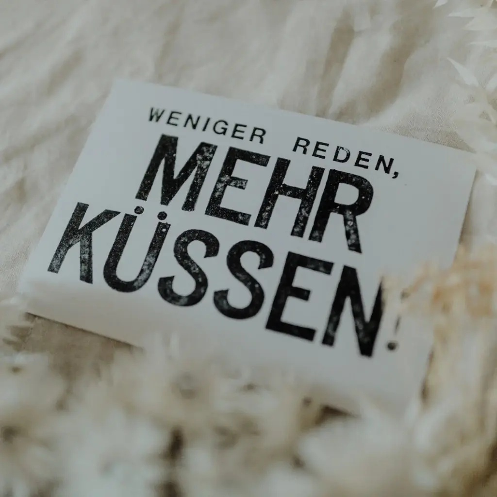 Saja - Gestempelte Postkarte - Mehr küssen