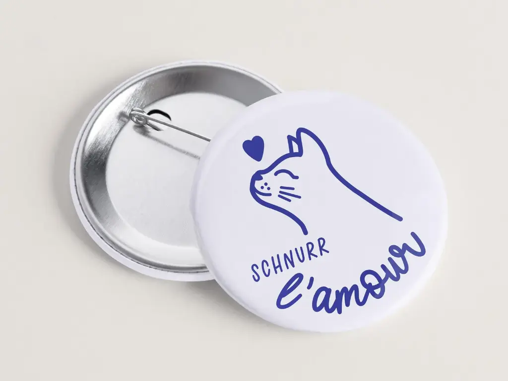 Tante Tia - Button/Anstecker/Pin - Schnur… l’amour (Katze)