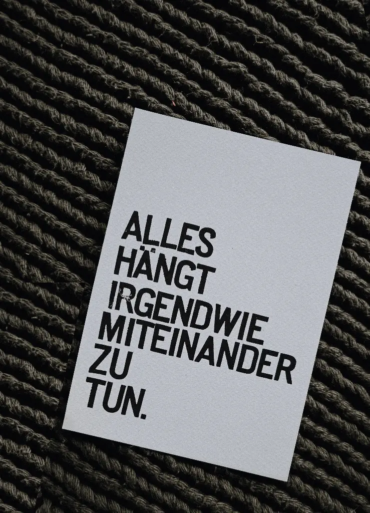 Saja - Gestempelte Postkarte - Alles hängt irgendwie miteinander zu tun