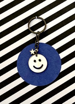 Buttique - Schlüsselanhänger Smiley - Acryl-Anhänger gold mit goldenem Sternchen