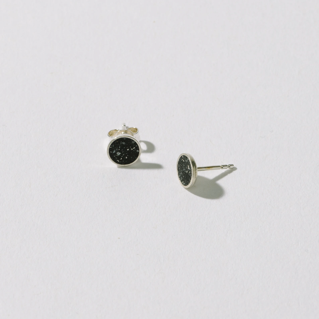 Hartgut Buntbeton - 7mm Ohrstecker (Paar) Silberfassung - Graubeton - Sternenhimmel Silbersplitter