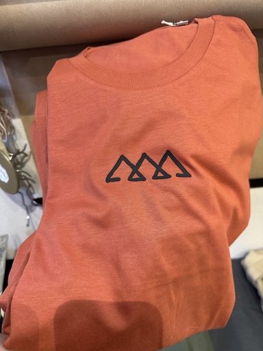 Moe - Unisex T-Shirt Three mountains YTT - terracotta