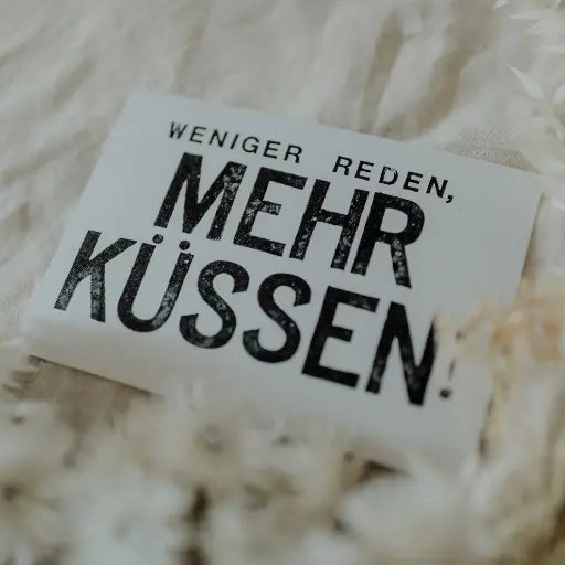 [PK052] Saja - Gestempelte Postkarte - Mehr küssen