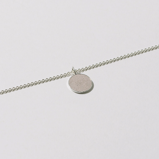 [4260664522065] Hartgut Buntbeton - Anhänger 13mm und Kette - Silberfassung - Buntbeton - Heide (rose)