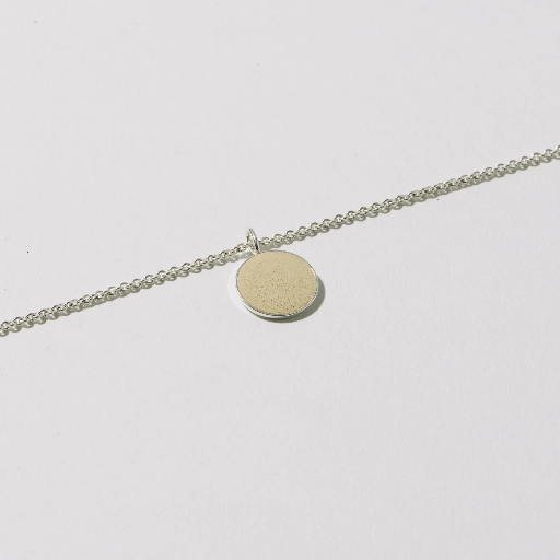 [4260664523567] Hartgut Buntbeton - Anhänger 13mm und Kette - Silberfassung - Buntbeton - Düne (gelb)