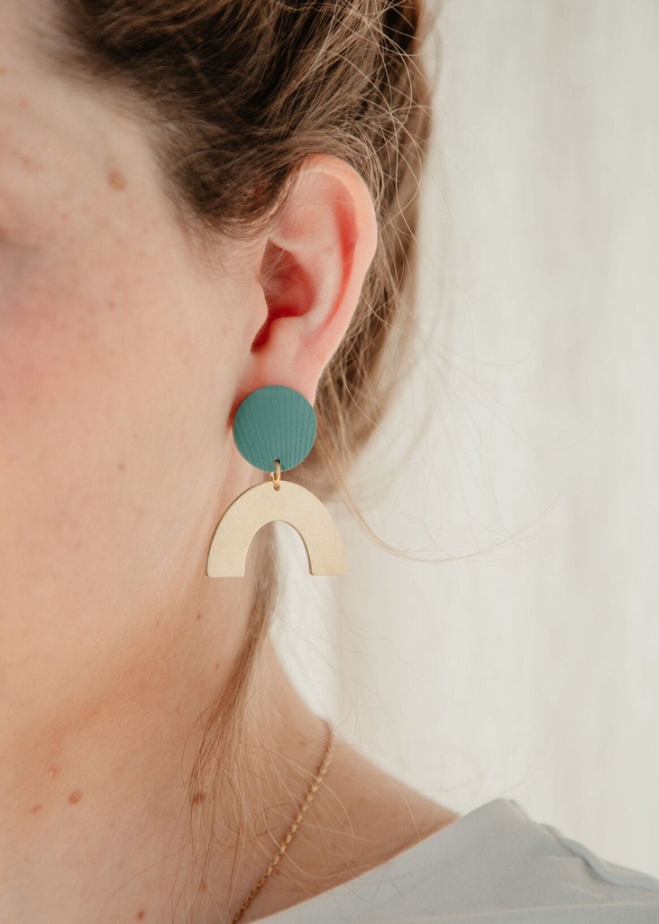 BloomAndBoomStudio - Geometrische Statement Ohrringe in Gold und Salbei mit Messinganhänger