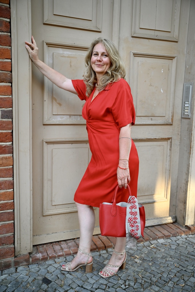 Caroline Biss - kurzes Kleid mit kurzen Ärmeln und V-Ausschnitt rot
