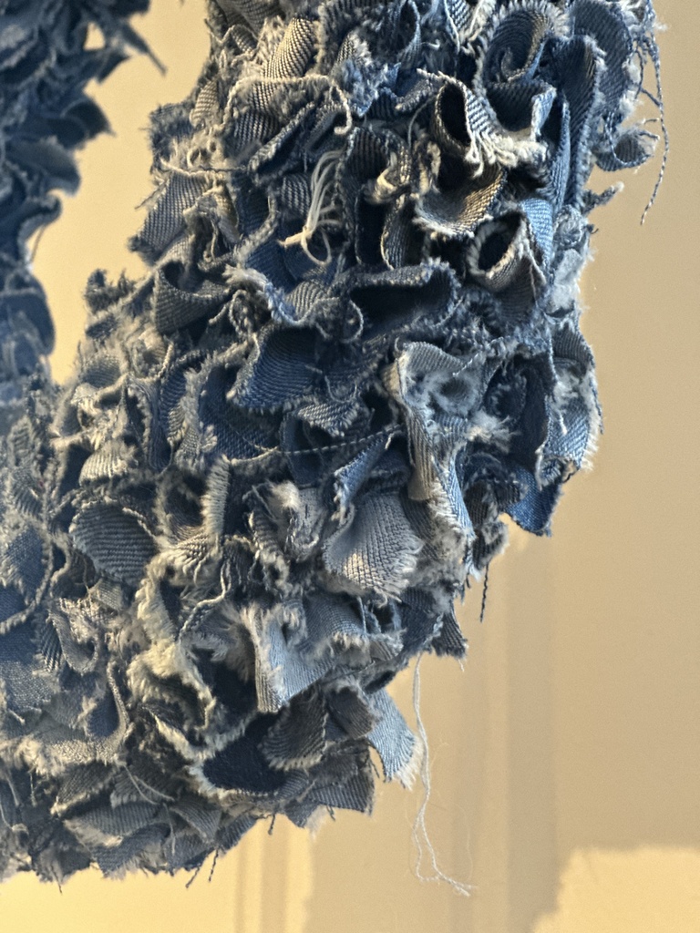 MiezeSchindler - handgemachter Kranz aus recycelten Stoffen - Jeans ø30cm