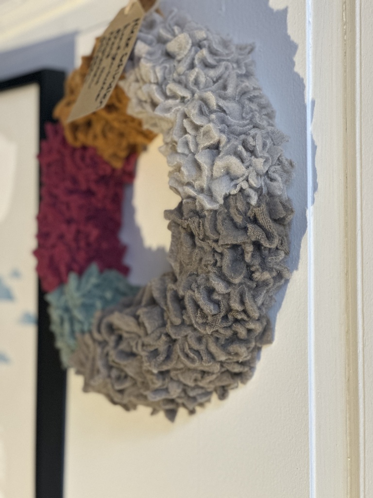 MiezeSchindler - handgemachter Kranz aus recycelten Stoffen - bunt Filz ø25cm