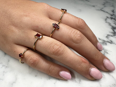 Charmins - R1686 - Gold Ring Ellipse Ruby Red Cristal