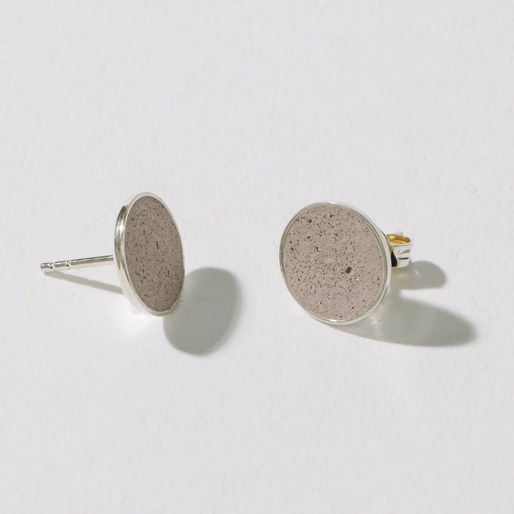 Hartgut Buntbeton - 11mm Ohrstecker (Paar) Silberfassung - Buntbeton - Heide