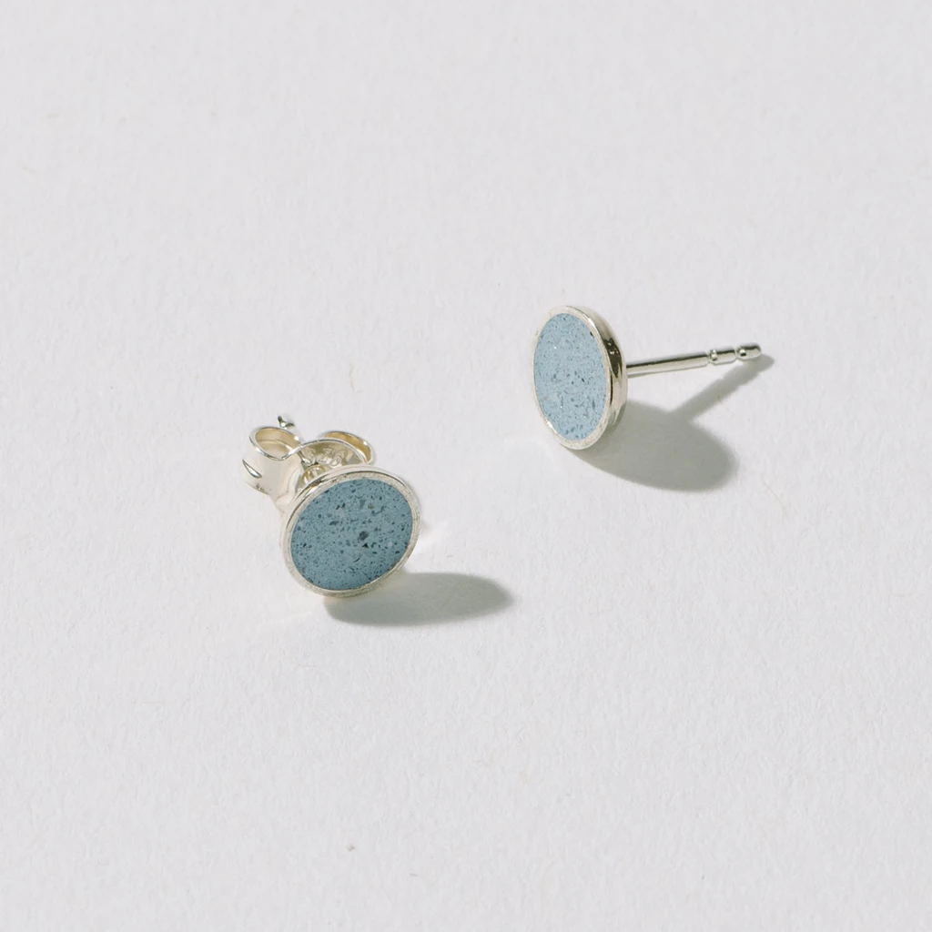 Hartgut Buntbeton - 7mm Ohrstecker (Paar) Silberfassung - Buntbeton - Gletscher (blau)