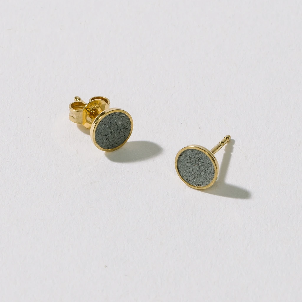 Hartgut Buntbeton - 7mm Ohrstecker (Paar) Silberfassung vergoldet - Graubeton - Gelbgold dunkelgrau