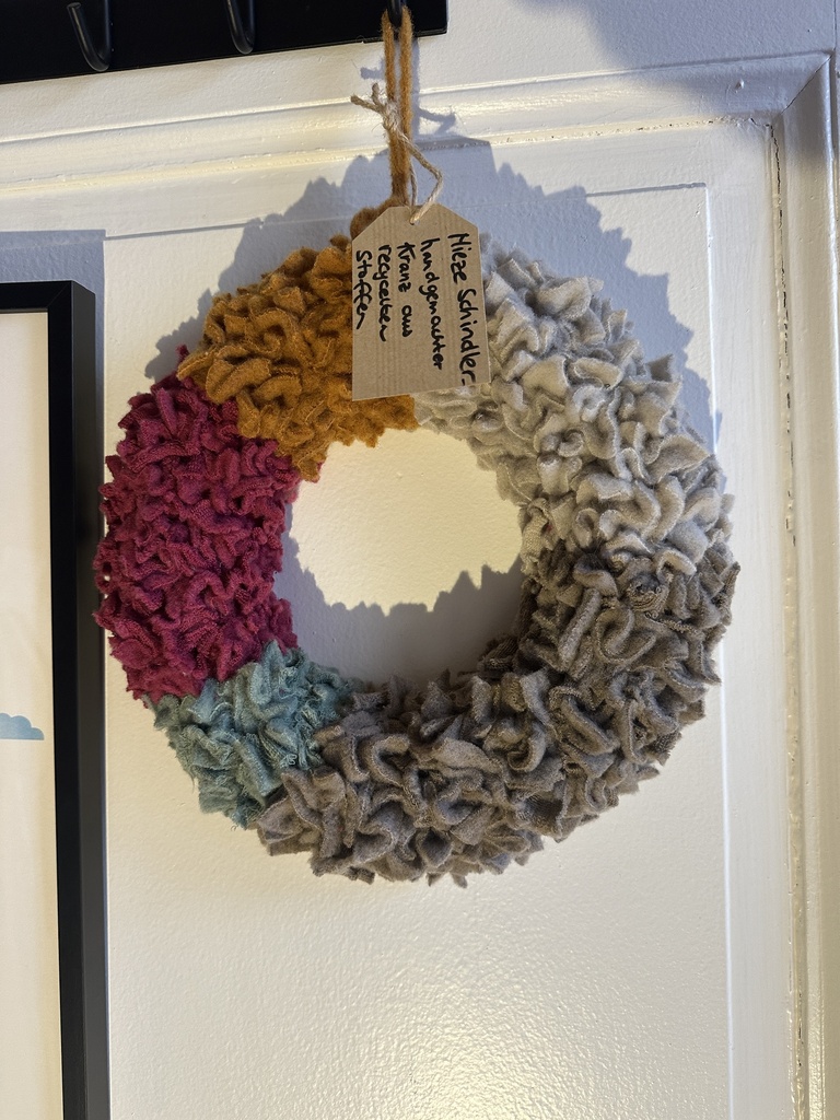 MiezeSchindler - handgemachter Kranz aus recycelten Stoffen - bunt Filz ø25cm
