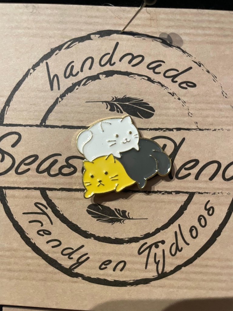 Season Blend - Pin CATS CUDDLING