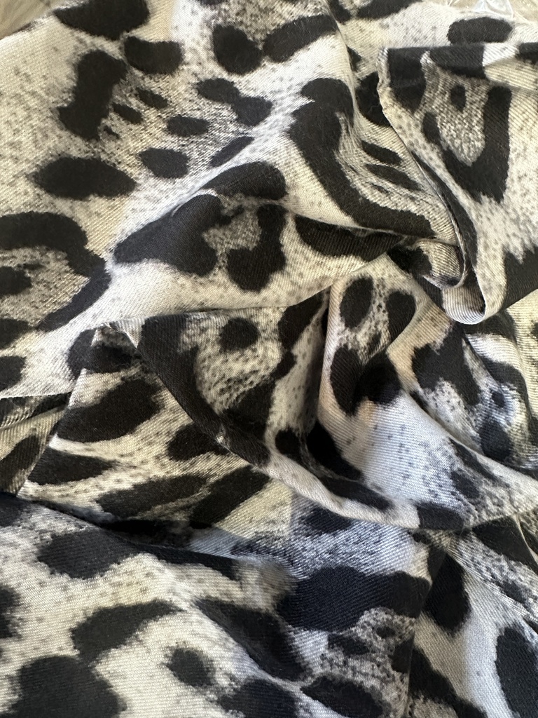 Schal mit Pantherprint grau schwarz weiß