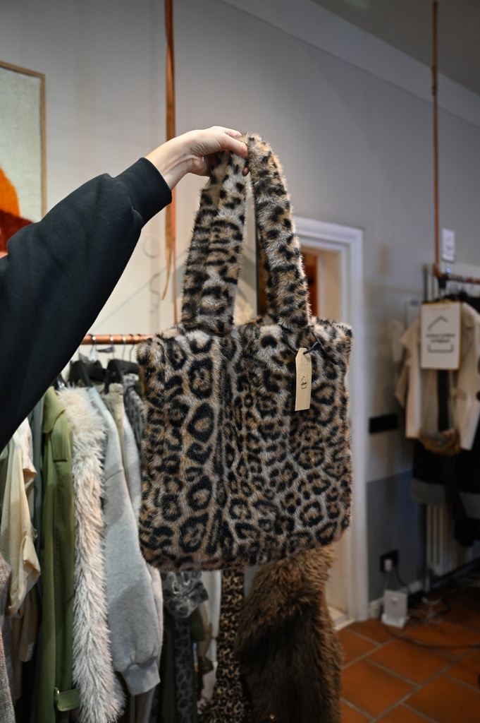 Fluffy Leo kleine Handtasche - dunkel - mit abnehmbarem Crossbodygurt