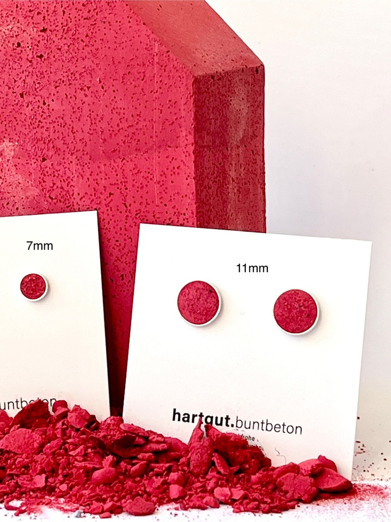 Hartgut Buntbeton - 7mm Ohrstecker (Paar) - Silberfassung - Buntbeton - LIEBE rot
