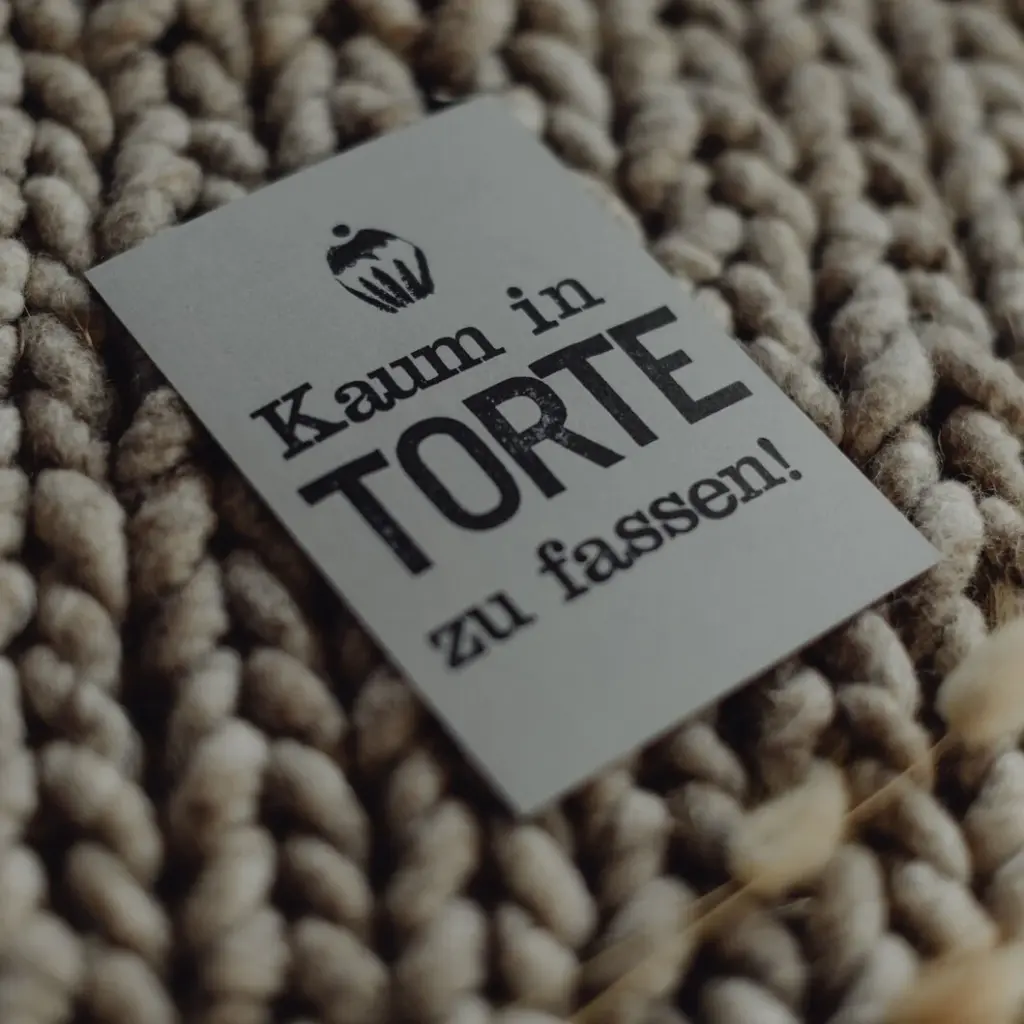 Saja - Gestempelte Postkarte - Kaum in Torte zu fassen