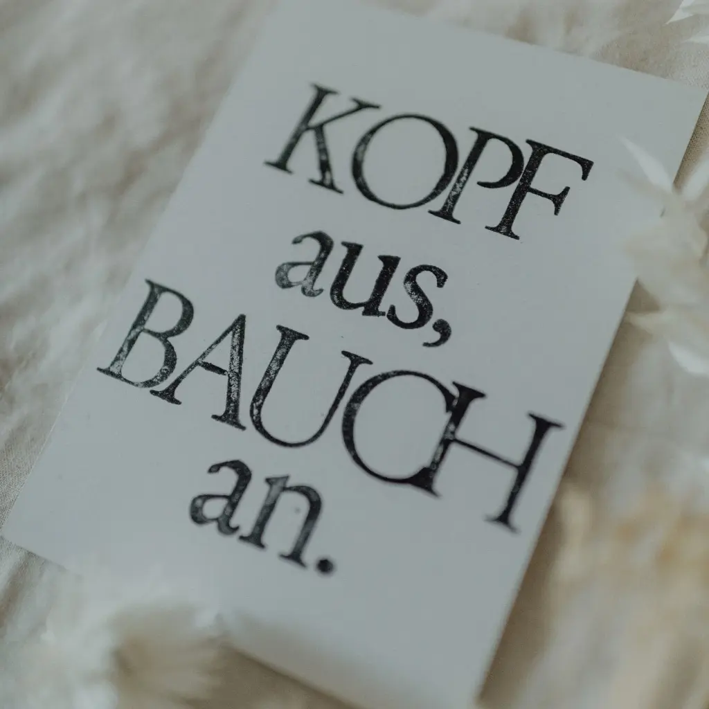 Saja - Gestempelte Postkarte - Kopf aus, Bauch an