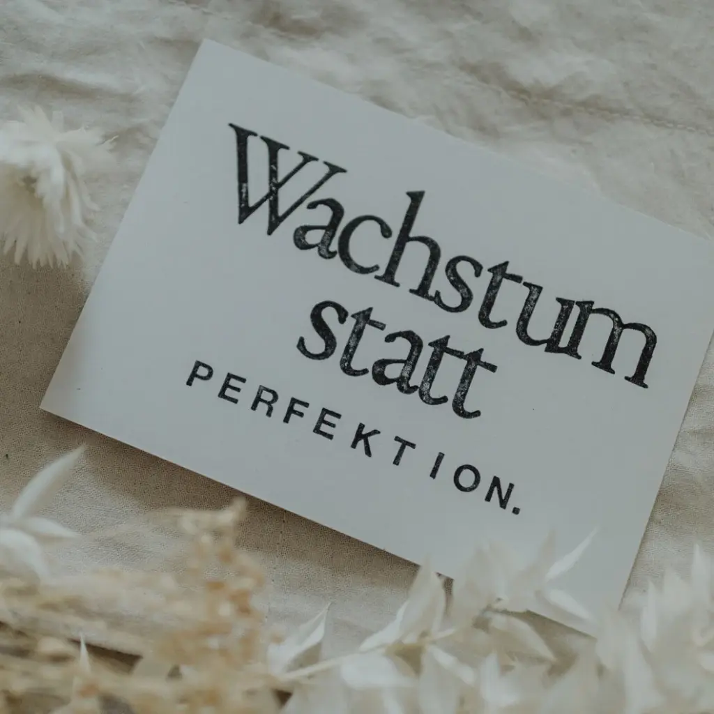 Saja - Gestempelte Postkarte - Wachstum statt Perfektion