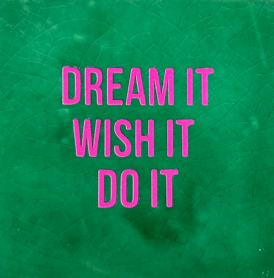 Yett tiles - Fliese/Untersetzer - Dream it, wish it, do it - grün/rosa