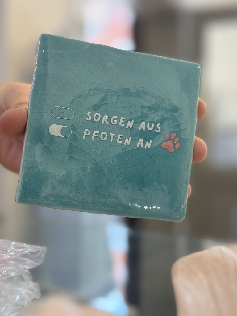 Yett tiles - Fliese/Untersetzer - Sorgen aus, Pfoten an - stilbude
