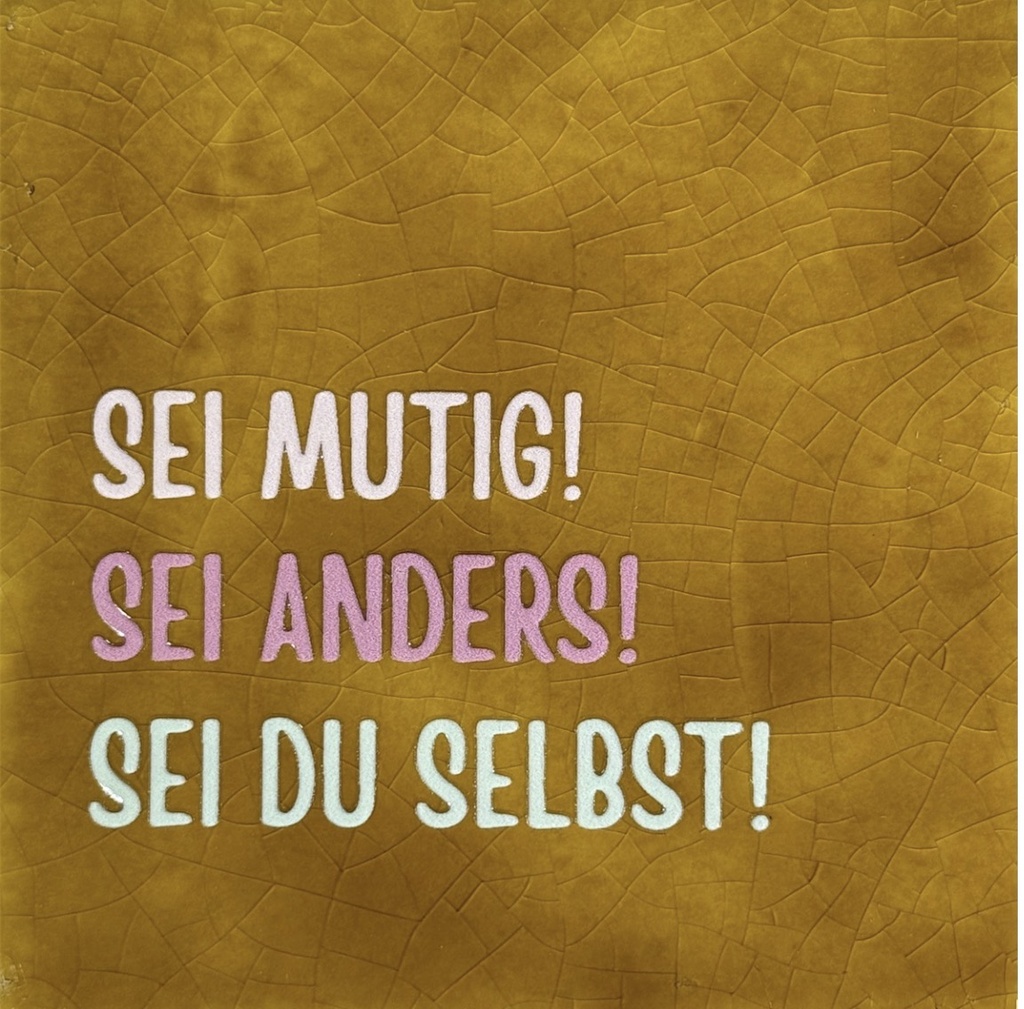 Yett Tiles - Fliese/Untersetzer - Sei mutig sei anders sei du selbst - okker/leichtrosa/hellgrün/warmrosa