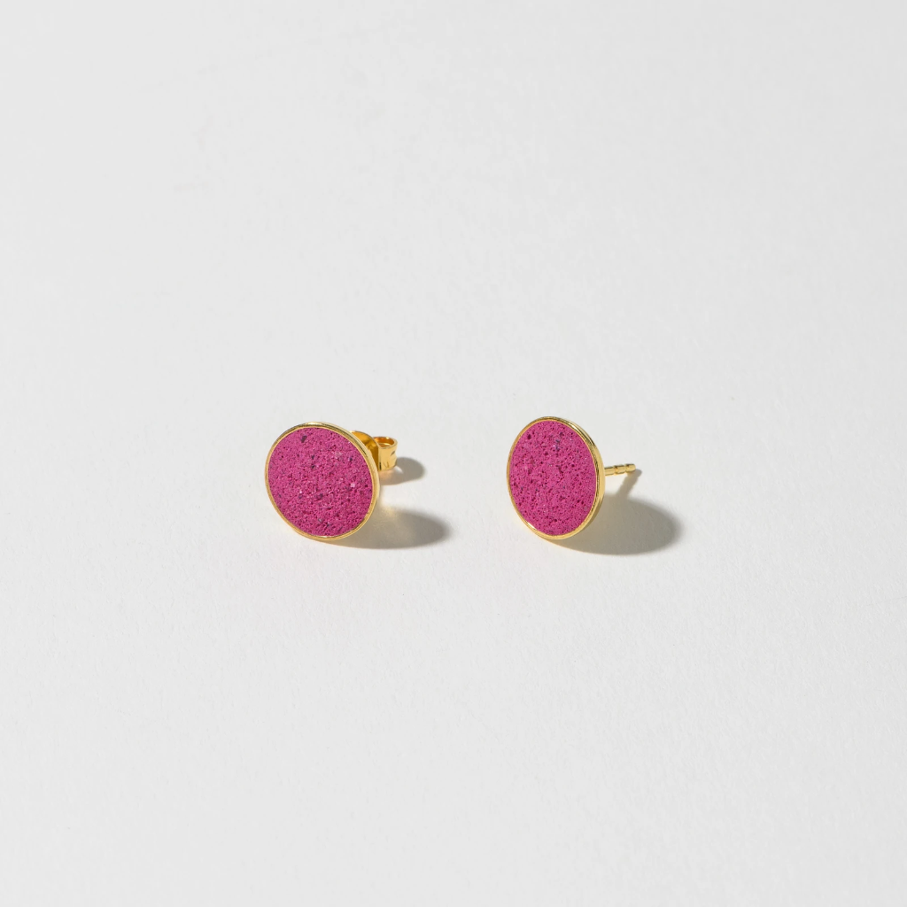 Hartgut Buntbeton - 11mm Ohrstecker (Paar) Silberfassung vergoldet - Buntbeton - Gelbgold pink Leuchtendes Pink Liebe