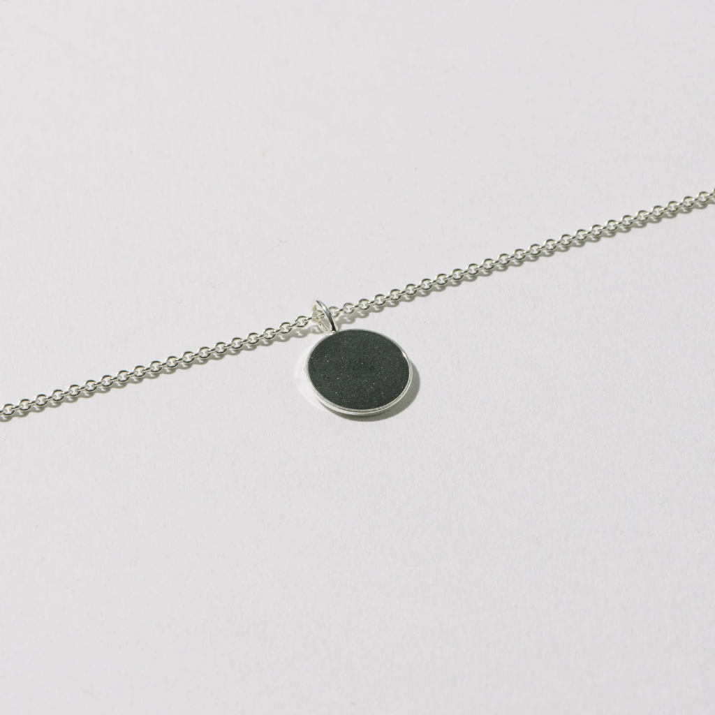 Hartgut Buntbeton - Anhänger 13mm und Kette - Silberfassung - Graubeton - Nacht (schwarz)