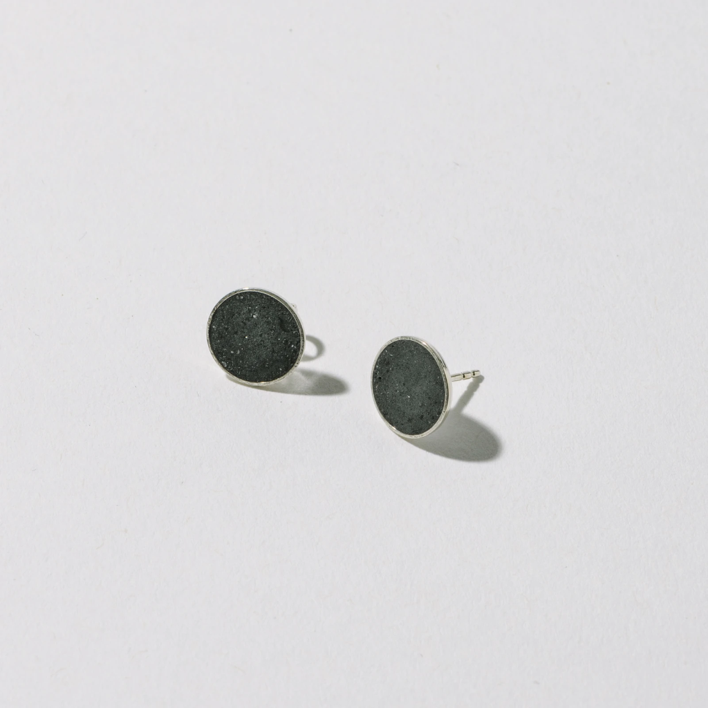 Hartgut Buntbeton - 11mm Ohrstecker (Paar) Silberfassung - Graubeton - Nacht (schwarz)