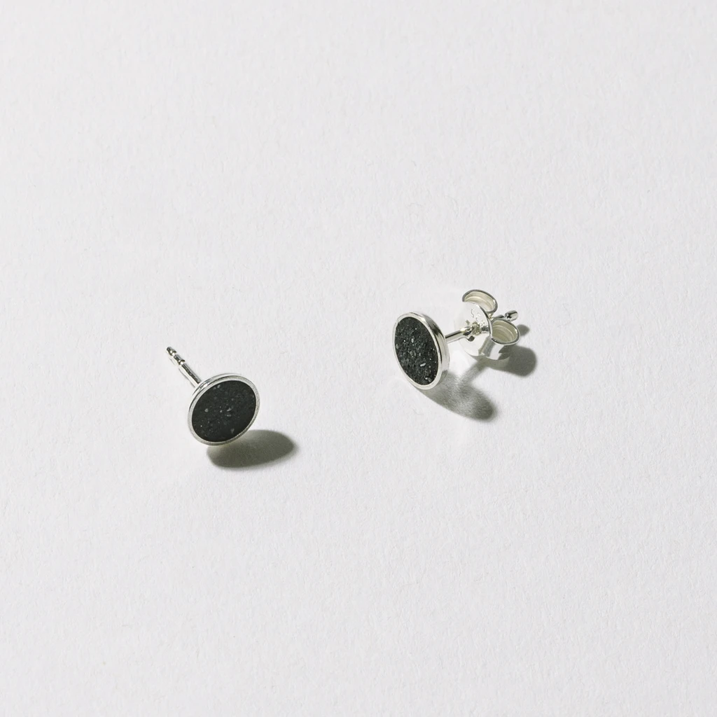 Hartgut Buntbeton - 7mm Ohrstecker (Paar) Silberfassung - Graubeton - Nacht (schwarz)