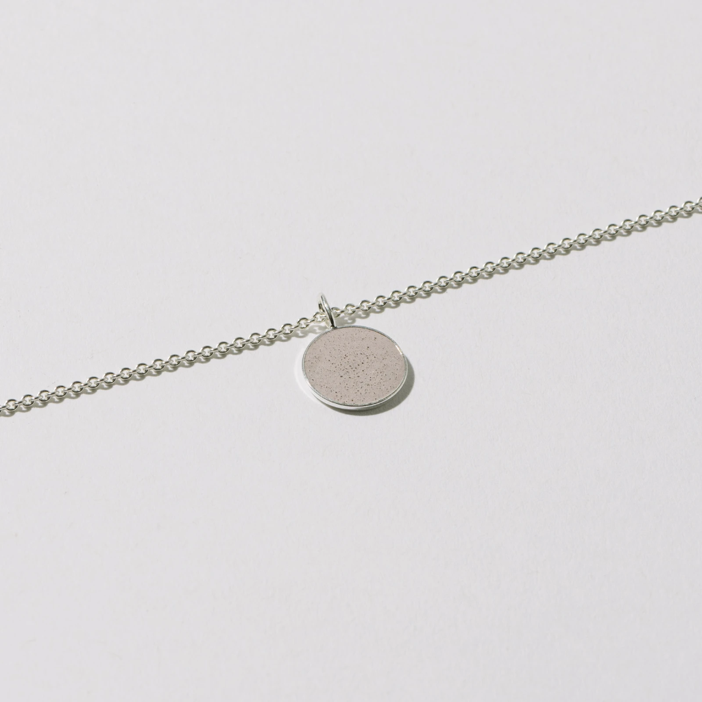 Hartgut Buntbeton - Anhänger 13mm und Kette - Silberfassung - Buntbeton - Heide (rose)