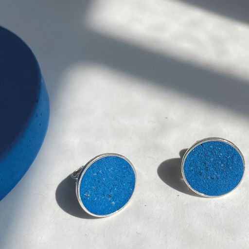 [S.IB11] Hartgut Buntbeton - 11mm Ohrstecker (Paar) INS BLAUE (blau) Silberfassung Buntbeton