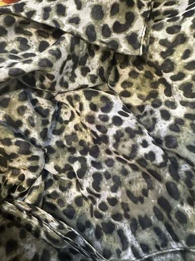 [SJA251875GRE] Schal mit Leoprint grün schwarz weiß