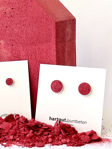 [42600664521501] Hartgut Buntbeton - 11mm Ohrstecker (Paar) - Silberfassung - Buntbeton - LIEBE rot