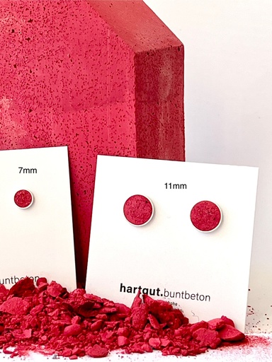 [4260664521518] Hartgut Buntbeton - 7mm Ohrstecker (Paar) - Silberfassung - Buntbeton - LIEBE rot