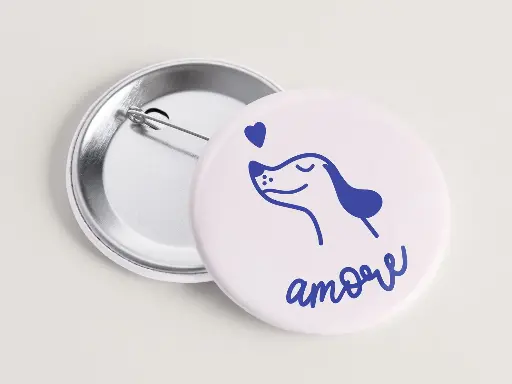 [TTBT001] Tante Tia - Button/Anstecker/Pin - Amore (Hund)