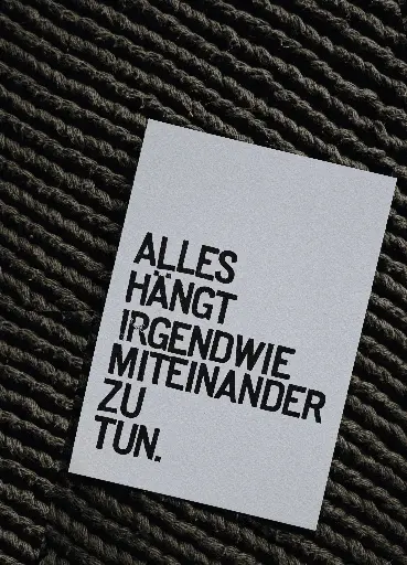 [PK070] Saja - Gestempelte Postkarte - Alles hängt irgendwie miteinander zu tun