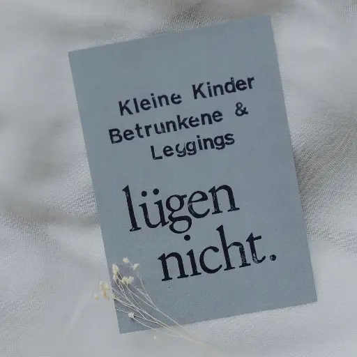 [PK063] Saja - Gestempelte Postkarte - Leggings lügen nicht