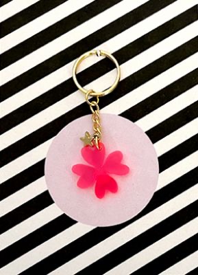 [key_09] Buttique - Schlüsselanhänger Kleeblatt (Shamrock) - Acryl-Anhänger neon pink mit goldenem Sternchen
